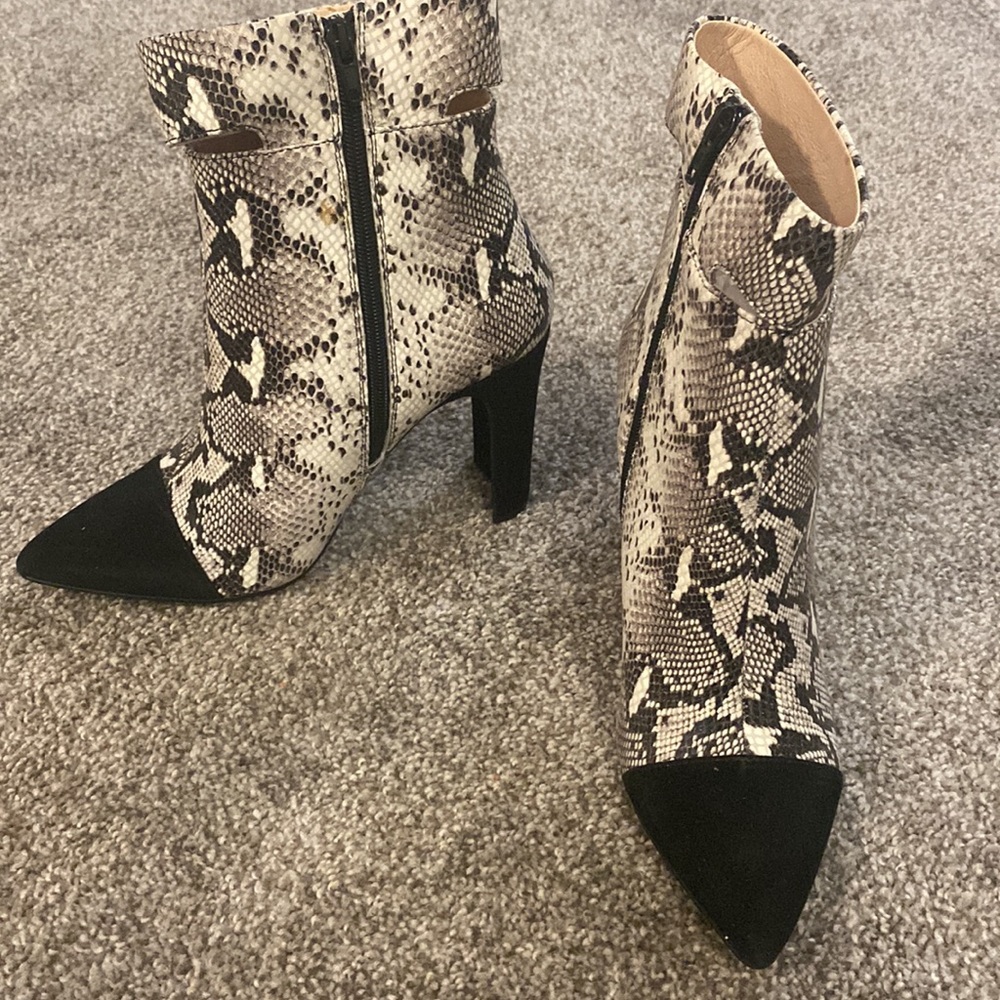 Women’s Heel - Picture 3 of 11